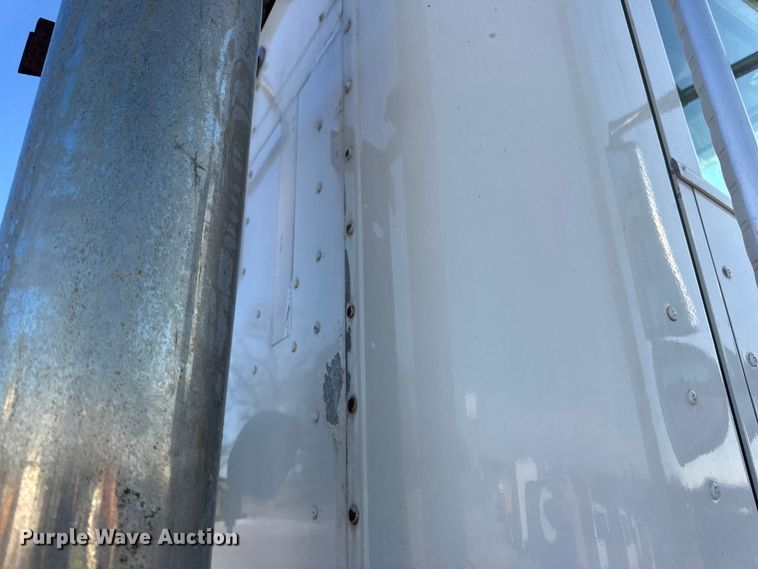 image for item DW6699 2002 International 9100i truck cab and chassis