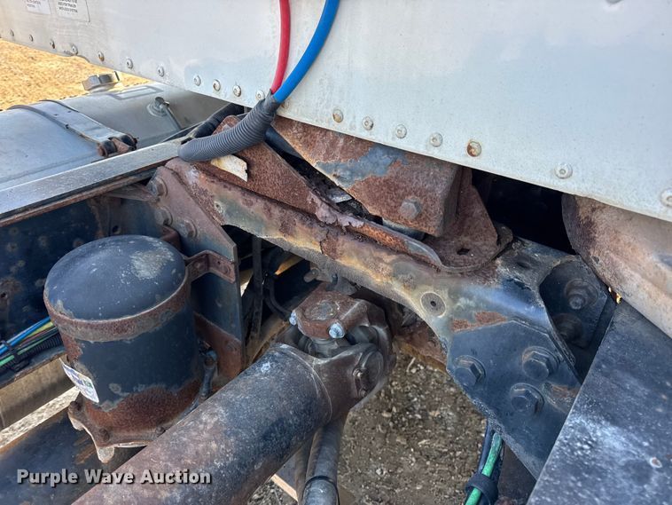 image for item DW6699 2002 International 9100i truck cab and chassis