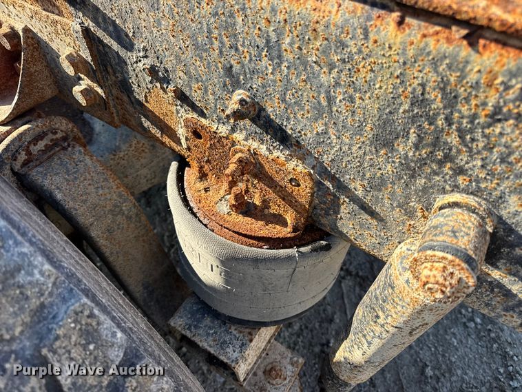 image for item DW6699 2002 International 9100i truck cab and chassis