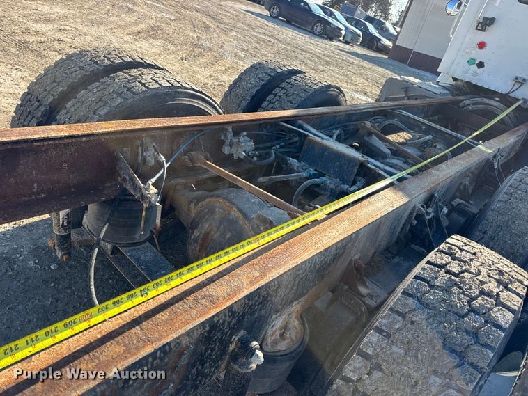 image for item DW6699 2002 International 9100i truck cab and chassis