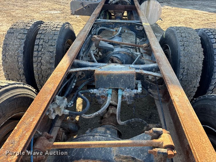 image for item DW6699 2002 International 9100i truck cab and chassis