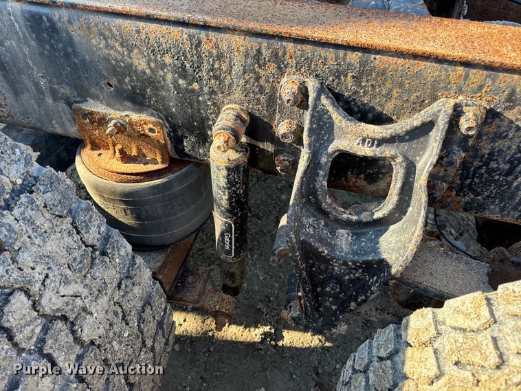 image for item DW6699 2002 International 9100i truck cab and chassis