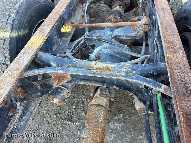 image for item DW6699 2002 International 9100i truck cab and chassis