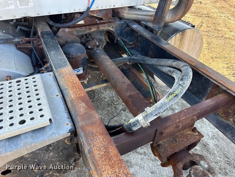 image for item DW6699 2002 International 9100i truck cab and chassis