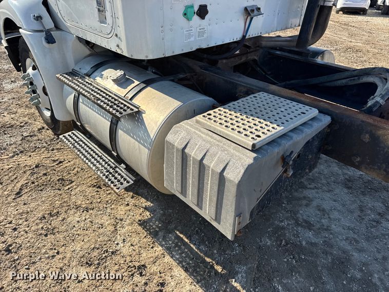 image for item DW6699 2002 International 9100i truck cab and chassis