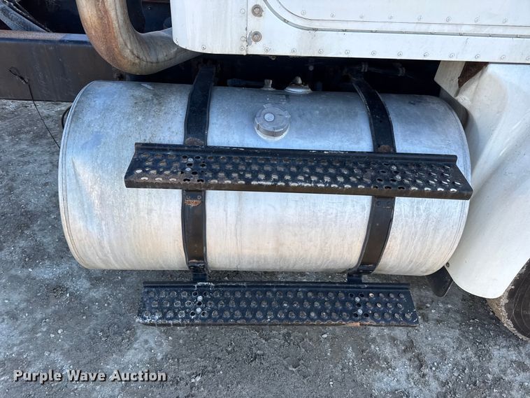 image for item DW6699 2002 International 9100i truck cab and chassis