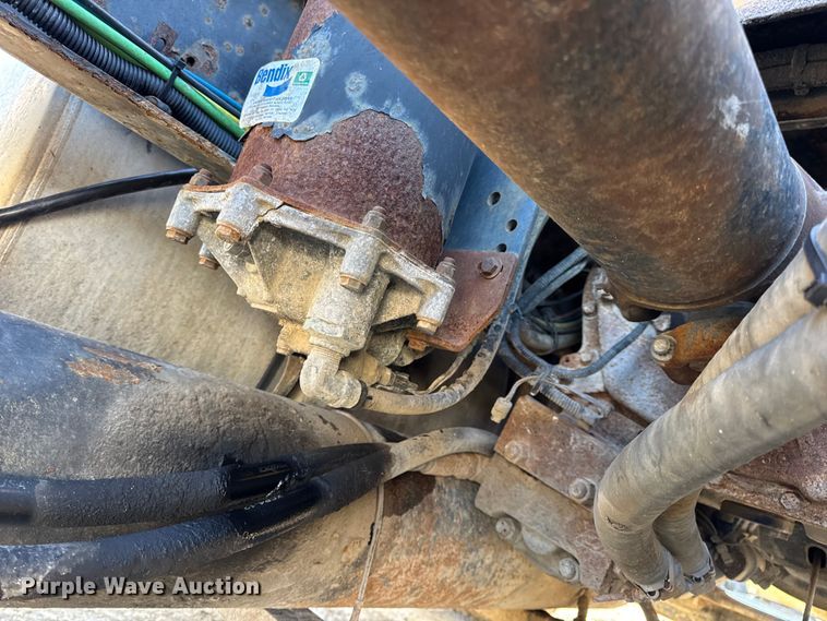 image for item DW6699 2002 International 9100i truck cab and chassis