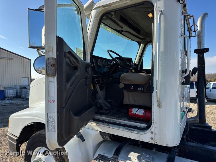 image for item DW6699 2002 International 9100i truck cab and chassis