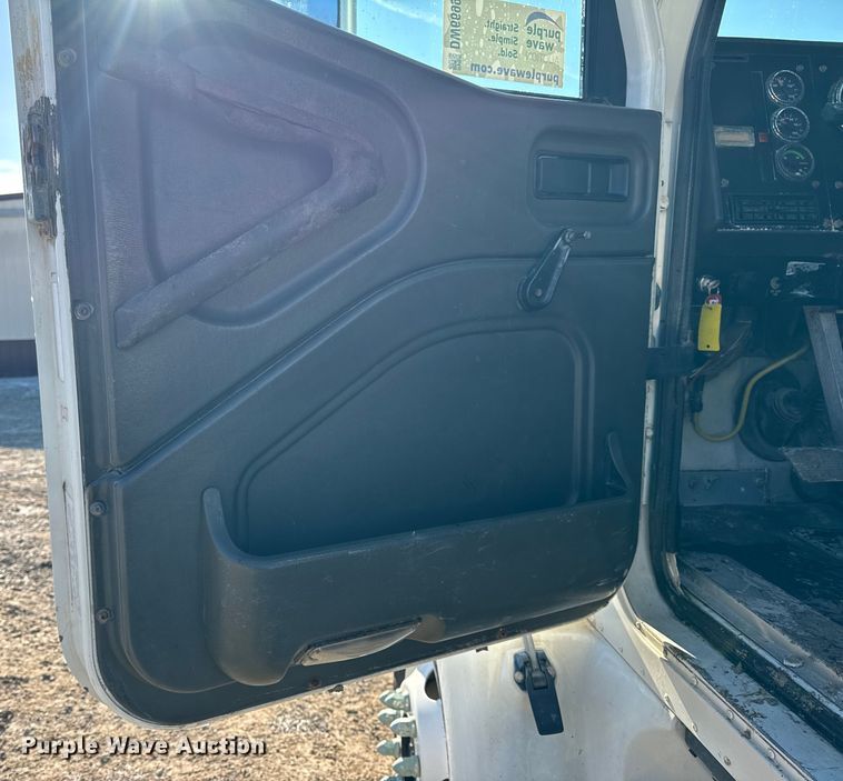 image for item DW6699 2002 International 9100i truck cab and chassis