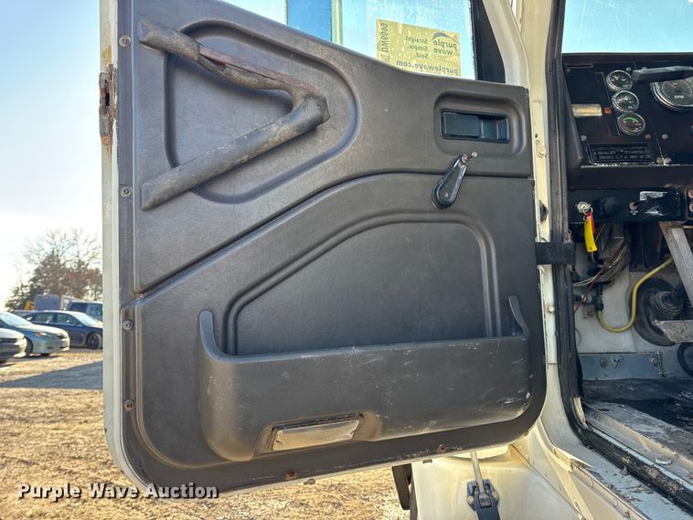 image for item DW6699 2002 International 9100i truck cab and chassis