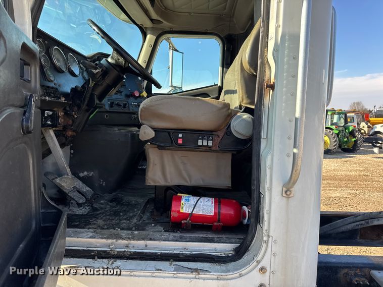 image for item DW6699 2002 International 9100i truck cab and chassis