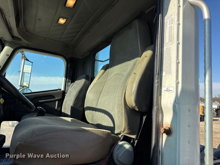 image for item DW6699 2002 International 9100i truck cab and chassis