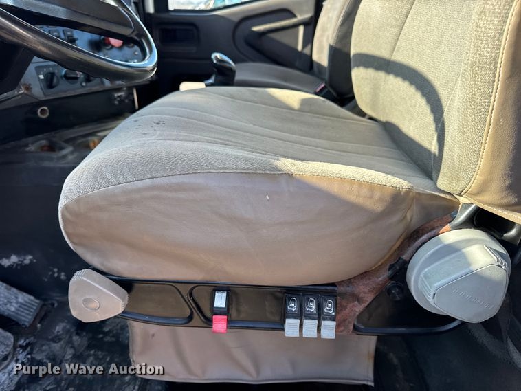 image for item DW6699 2002 International 9100i truck cab and chassis