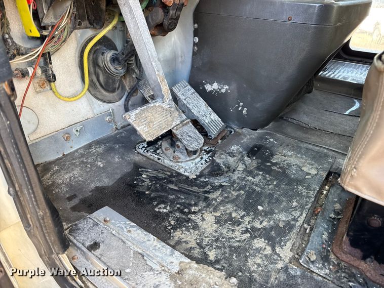 image for item DW6699 2002 International 9100i truck cab and chassis