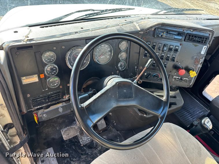 image for item DW6699 2002 International 9100i truck cab and chassis