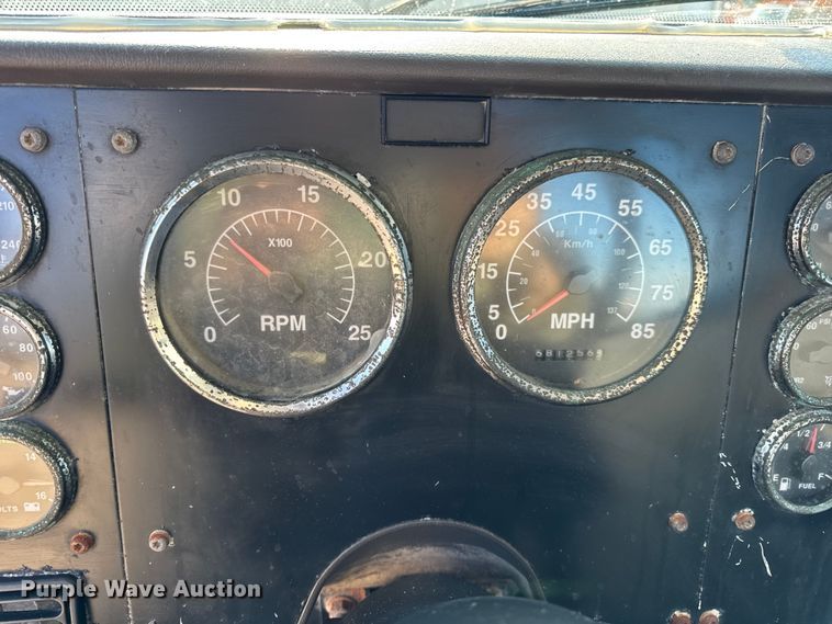 image for item DW6699 2002 International 9100i truck cab and chassis