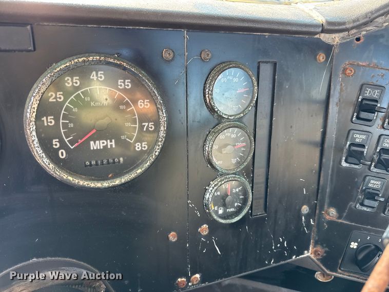 image for item DW6699 2002 International 9100i truck cab and chassis