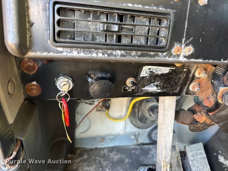 image for item DW6699 2002 International 9100i truck cab and chassis