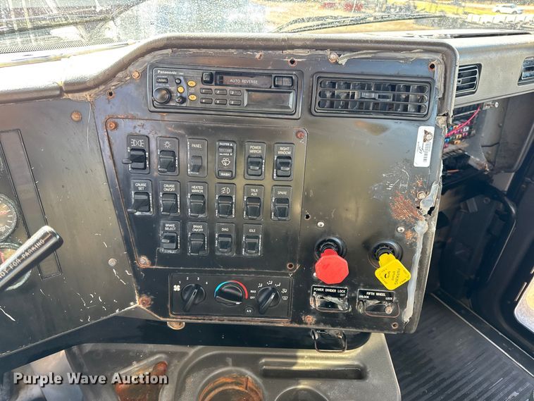 image for item DW6699 2002 International 9100i truck cab and chassis