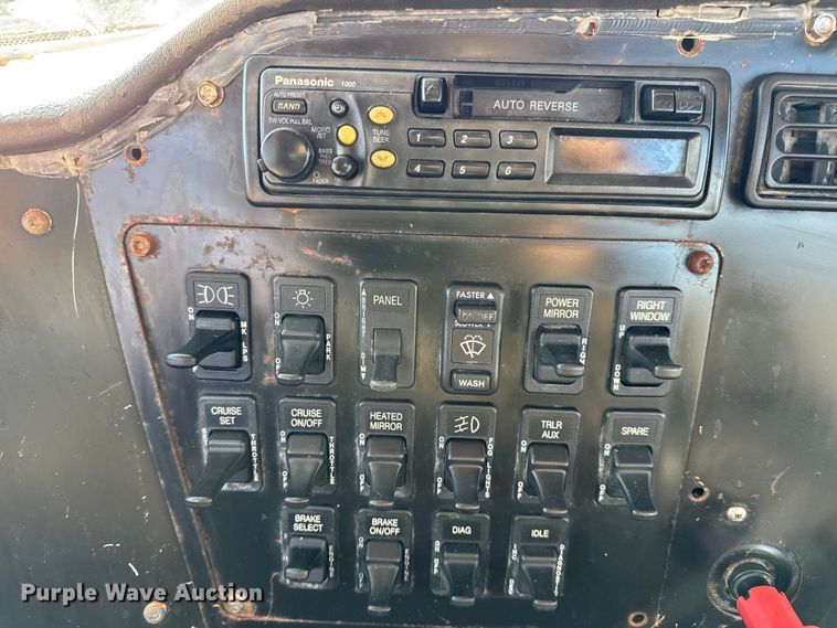 image for item DW6699 2002 International 9100i truck cab and chassis