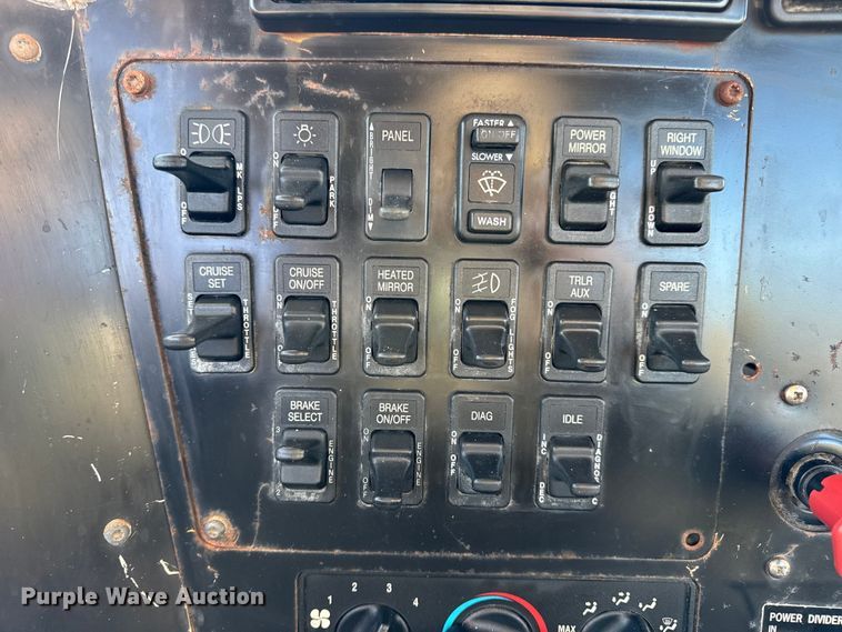 image for item DW6699 2002 International 9100i truck cab and chassis