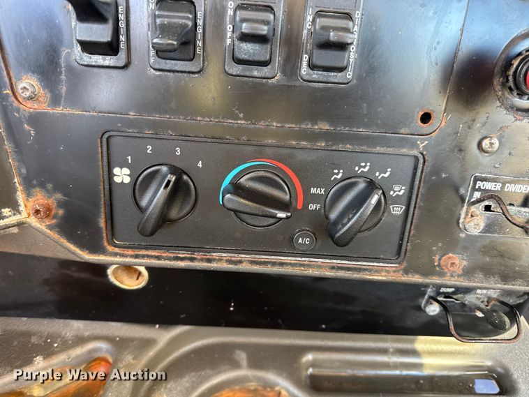 image for item DW6699 2002 International 9100i truck cab and chassis