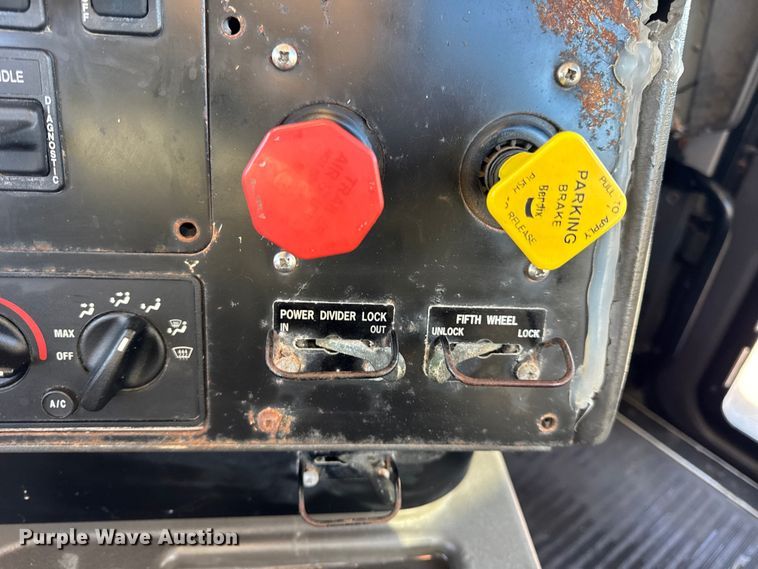 image for item DW6699 2002 International 9100i truck cab and chassis