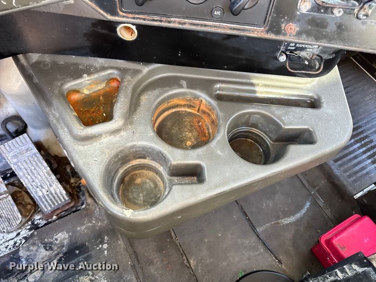 image for item DW6699 2002 International 9100i truck cab and chassis