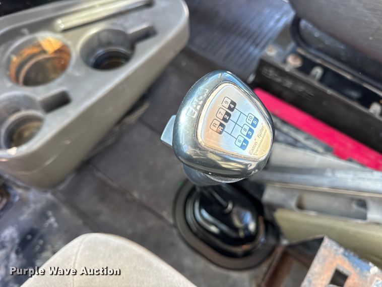 image for item DW6699 2002 International 9100i truck cab and chassis