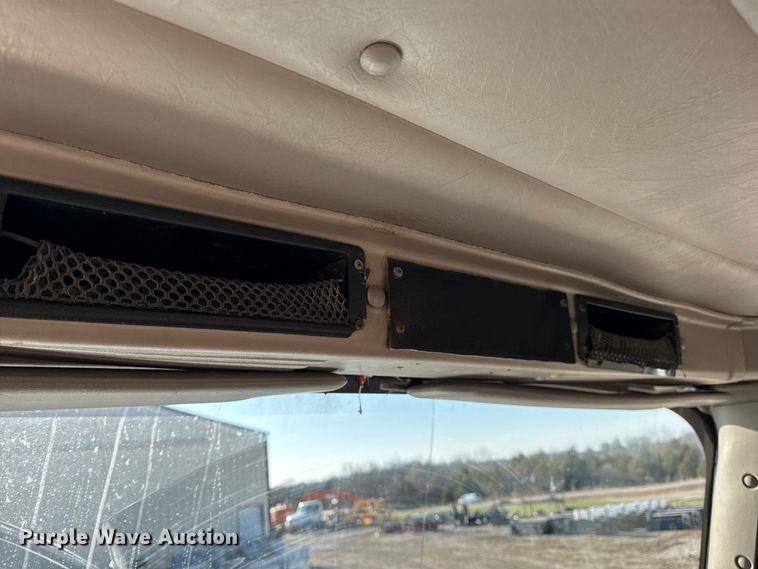 image for item DW6699 2002 International 9100i truck cab and chassis