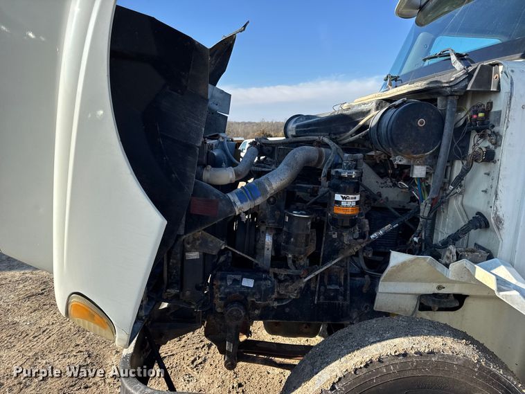 image for item DW6699 2002 International 9100i truck cab and chassis