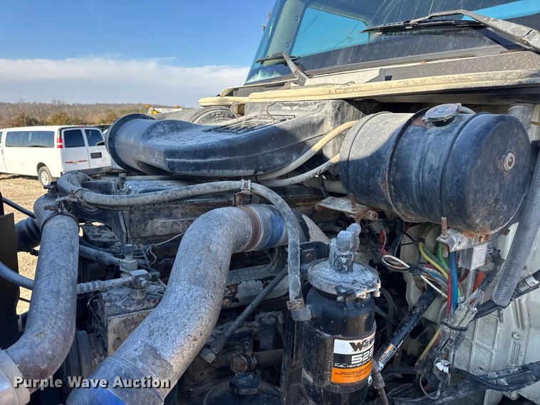 image for item DW6699 2002 International 9100i truck cab and chassis