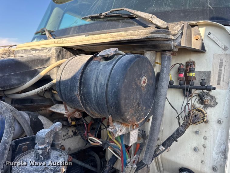 image for item DW6699 2002 International 9100i truck cab and chassis