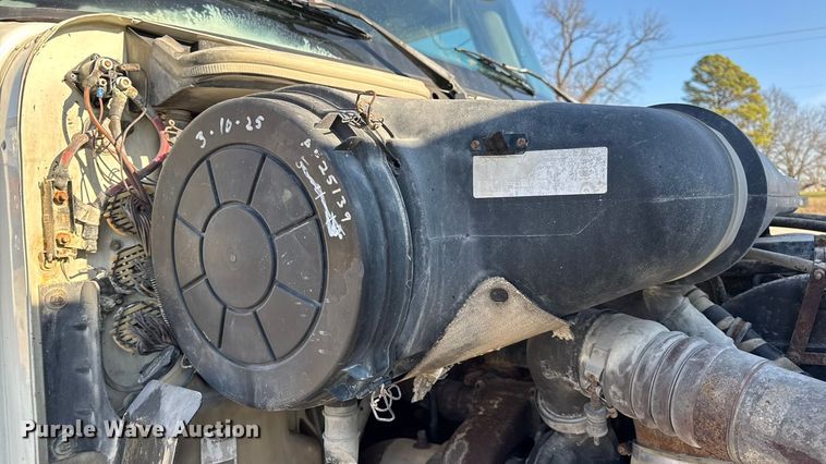 image for item DW6699 2002 International 9100i truck cab and chassis