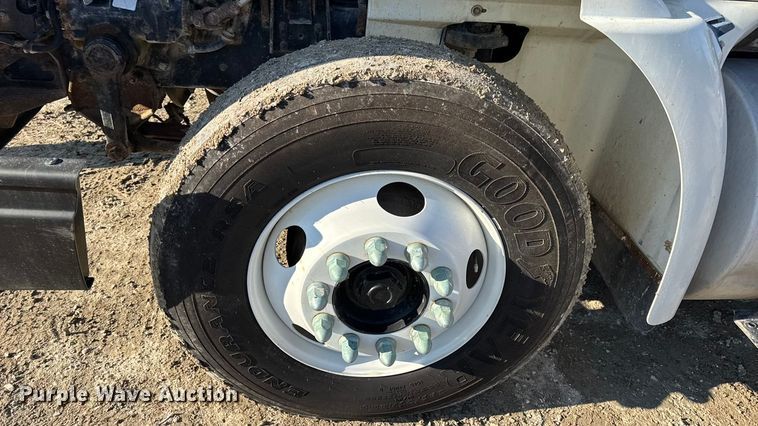 image for item DW6699 2002 International 9100i truck cab and chassis