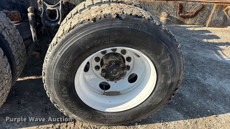 image for item DW6699 2002 International 9100i truck cab and chassis