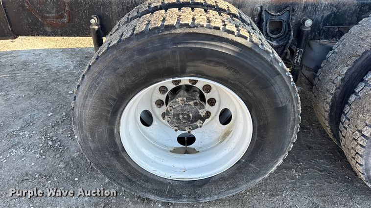 image for item DW6699 2002 International 9100i truck cab and chassis