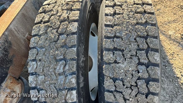 image for item DW6699 2002 International 9100i truck cab and chassis