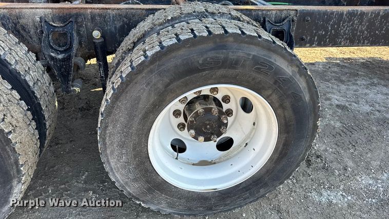 image for item DW6699 2002 International 9100i truck cab and chassis