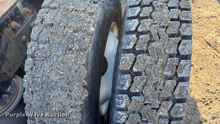 image for item DW6699 2002 International 9100i truck cab and chassis