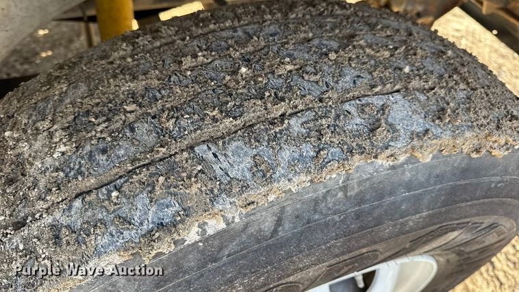 image for item DW6699 2002 International 9100i truck cab and chassis