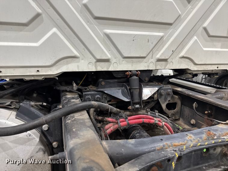 image for item EA2129 2016 International SF637 truck cab and chassis