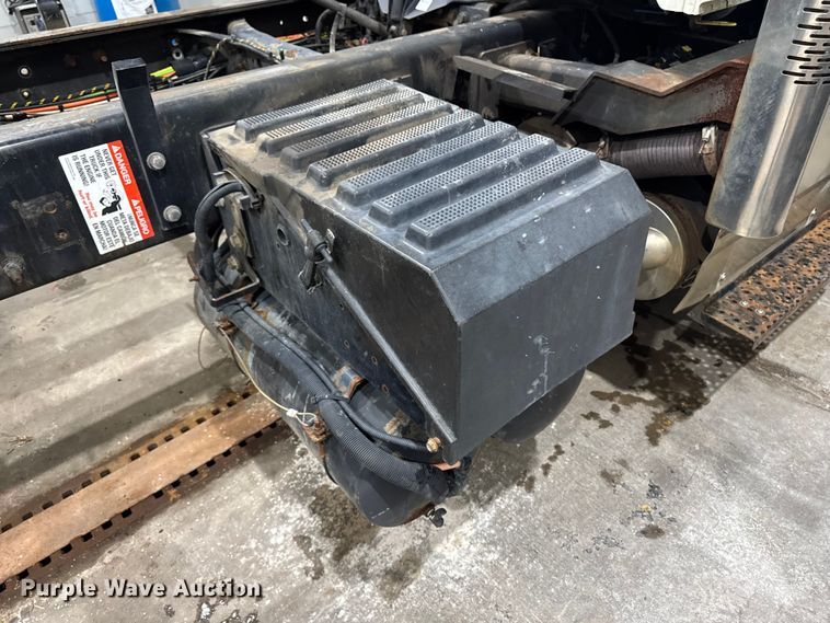 image for item EA2129 2016 International SF637 truck cab and chassis