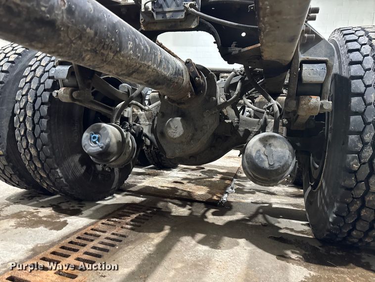 image for item EA2129 2016 International SF637 truck cab and chassis