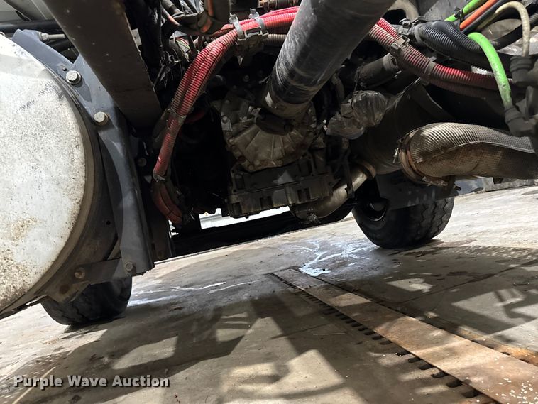 image for item EA2129 2016 International SF637 truck cab and chassis