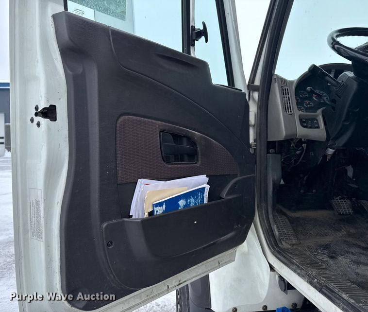 image for item EA2129 2016 International SF637 truck cab and chassis