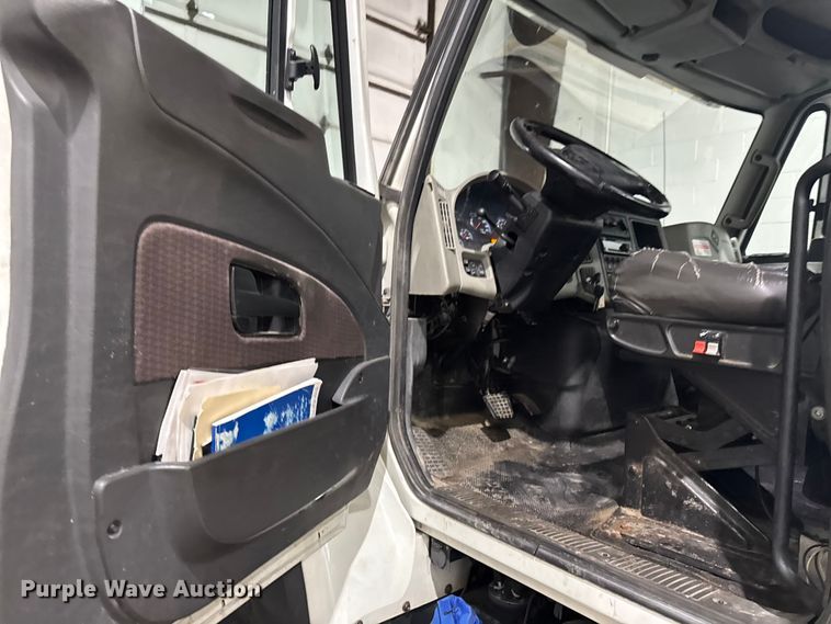 image for item EA2129 2016 International SF637 truck cab and chassis