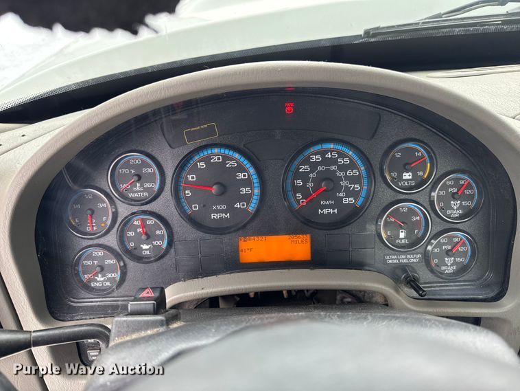 image for item EA2129 2016 International SF637 truck cab and chassis