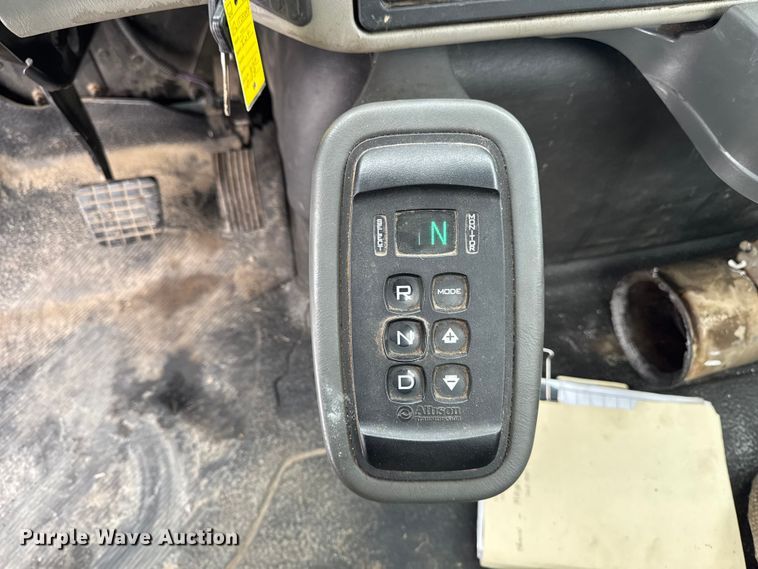 image for item EA2129 2016 International SF637 truck cab and chassis