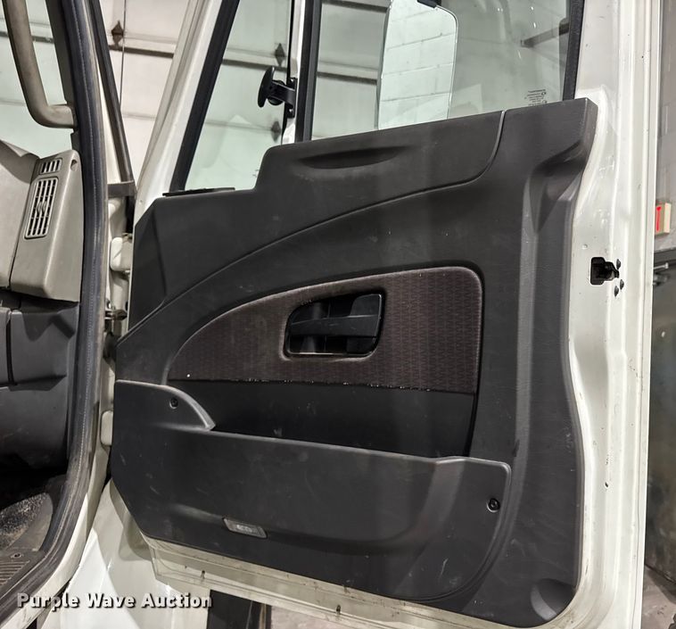 image for item EA2129 2016 International SF637 truck cab and chassis